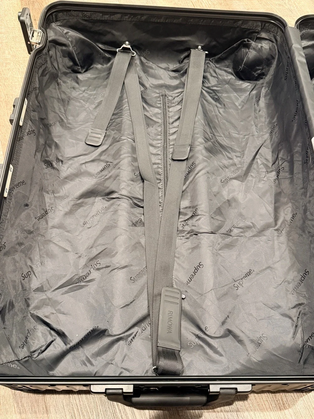 Supreme x RIMOWA Topas Multiwheel 82L - Mint!